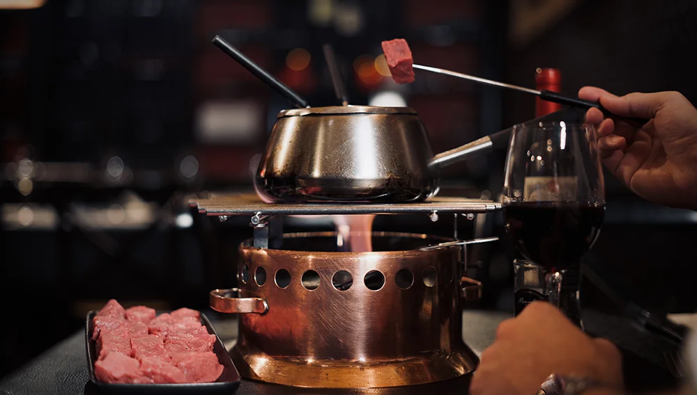 Klant met fonduepot